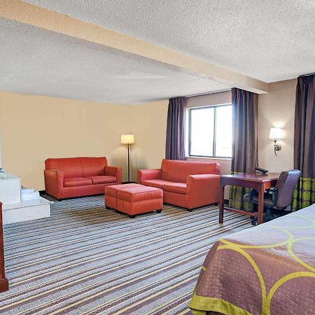 Super 8 By Wyndham Roseville/Detroit Area Exterior foto
