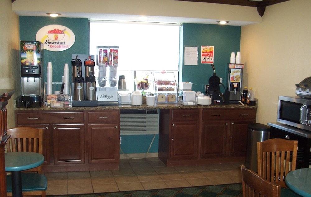Super 8 By Wyndham Roseville/Detroit Area Exterior foto